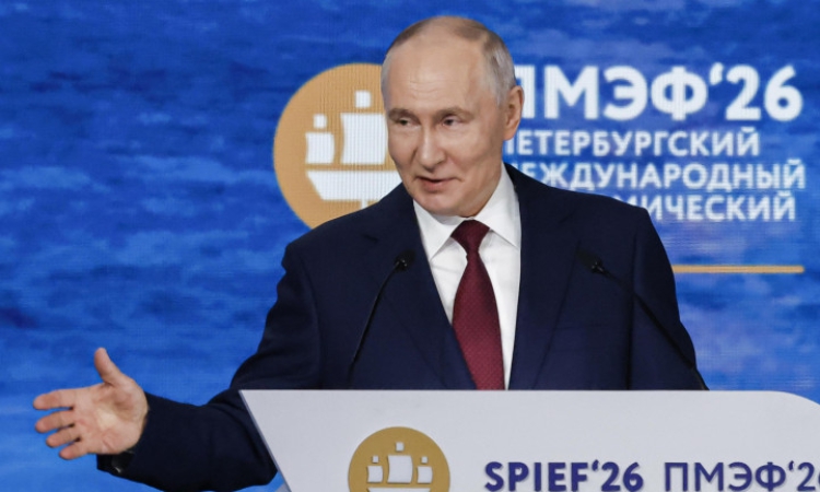 От Санкт Петербург Путин се хвали с бойни успехи и силната руска икономика